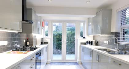 Wonderful 2-bed cottage in the popular and ever pleasant Old Town area for 4