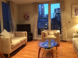 TV, books - Bright Spacious Flat with Balconies 150m from Tower of London (London)