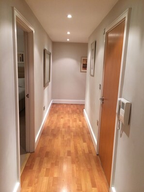 Interior - Bright Spacious Flat with Balconies 150m from Tower of London (London)