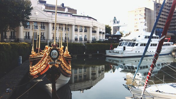 Marina - Bright Spacious Flat with Balconies 150m from Tower of London (London)