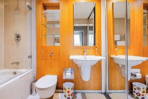 Combined shower/bathtub, hair dryer, towels, soap - City Pad | Balconies Near Tower of London | Iconic Views | 3min Tube (London)