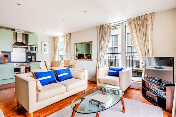 TV, books - City Pad | Balconies Near Tower of London | Iconic Views | 3min Tube (London)