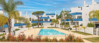 Luxury Spacious 3 Bedroom Duplex Apartment With Sea Views & Salt Water Pool!