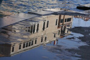 Exterior - Beautiful new apartment, Air conditioning, Wi-fi free, Canal view. (Venezia)