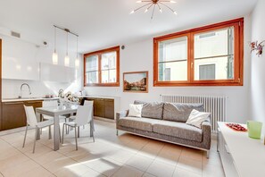 Dining - Beautiful new apartment, Air conditioning, Wi-fi free, Canal view. (Venezia)