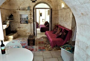 Fernseher, Kamin, DVD-Player, Bücher