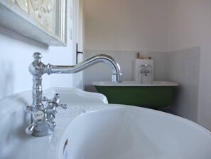 Bathtub, hair dryer, towels, soap - Capriva Del Friuli: House / Villa - Capriva del Friuli (Capriva del Friuli)