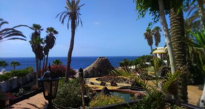 Air Conditioned Studio Apartment, Pool, Sea Views, Wi-Fi, UK & Irish TV + sports