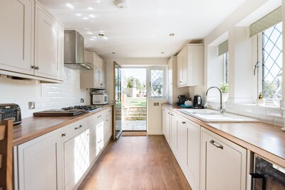 Una hermosa casa amueblada, en Swanage con estacionamiento bien equipado para los niños