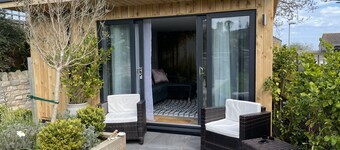 A beautifully furnished, stone cottage in Swanage with garden and parking.