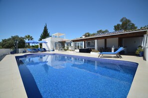 Outdoor pool, a heated pool - Spacious family villa, private pool with delightful panoramic views to the coast (SANTA BARBARA DE NEXE)