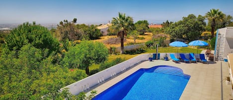 Una piscina al aire libre, una piscina climatizada