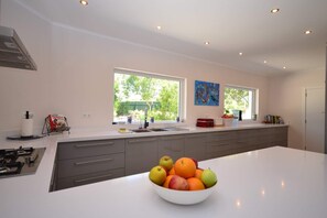 Fridge, microwave, oven, stovetop - Spacious family villa, private pool with delightful panoramic views to the coast (SANTA BARBARA DE NEXE)