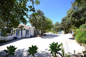 Property grounds - Spacious family villa, private pool with delightful panoramic views to the coast (SANTA BARBARA DE NEXE)