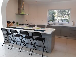 Fridge, microwave, oven, stovetop - Spacious family villa, private pool with delightful panoramic views to the coast (SANTA BARBARA DE NEXE)