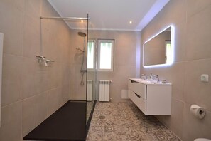 Bathtub, hair dryer, towels, toilet paper - Spacious family villa, private pool with delightful panoramic views to the coast (SANTA BARBARA DE NEXE)