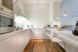 Kühlschrank, Mikrowelle, Ofen, Geschirrspüler