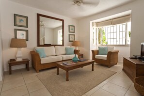 Fernseher, DVD-Player, Bücher, Musikbibliothek