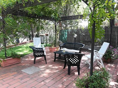 Independent villa with exclusive property garden