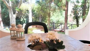 Una mesa con un centro de mesa floral, un farol y un bloque de madera rústica.