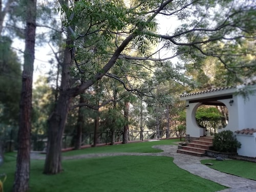 Unabhängige Villa mit exklusivem Grundstück Garten