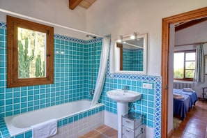 Duschwanne, Haartrockner, Bidet, Handtücher