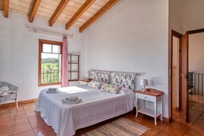 3 chambres, coffres-forts dans les chambres, fer et planche à repasser