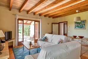 Een smart-tv, een dvd-speler, boeken en een stereo