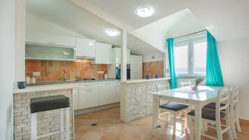 Een koelkast, een magnetron, een oven, een kookplaat