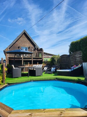 Pool - Large Barn conversion, perfect for a friends and family getaway (Isigny-Le-Buat)