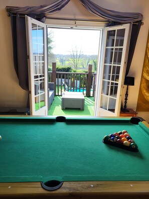Games room - Large Barn conversion, perfect for a friends and family getaway (Isigny-Le-Buat)