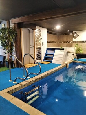 Indoor pool, outdoor pool - Large Barn conversion, perfect for a friends and family getaway (Isigny-Le-Buat)