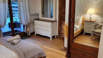 5 slaapkamers, een bureau, een strijkplank/strijkijzer, reisbedje