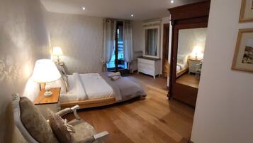 5 Schlafzimmer, Schreibtisch, Bügeleisen/Bügelbrett, Reisekinderbett