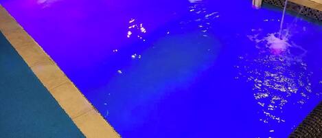 Een binnenzwembad en een buitenzwembad