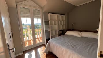 5 slaapkamers, een strijkplank/strijkijzer, reisbedje, wifi