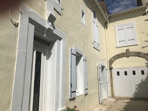 Exterior detail - Lovely house, garden with pool in tranquil village near coast and countryside (Raissac-D'aude)