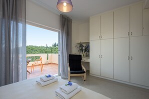 3 chambres, coffres-forts dans les chambres, bureau