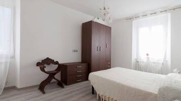 2 Schlafzimmer, Schreibtisch, Bügeleisen/Bügelbrett, Reisekinderbett