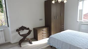 2 bedrooms, desk, iron/ironing board, travel cot