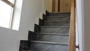 A staircase with marble steps and a wooden handrail, leading to a door at the top. - Two steps outside 5 terre, Casa Sterinella !! (Follo Alto)
