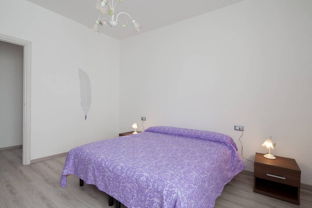 2 camere, una scrivania, ferro/asse da stiro, culla da viaggio