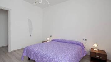 2 camere, una scrivania, ferro/asse da stiro, culla da viaggio