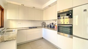 Frigorifero, microonde, forno, piano cottura