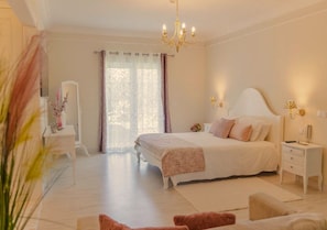 5 Schlafzimmer, Schreibtisch, Bügeleisen/Bügelbrett, kostenloses WLAN