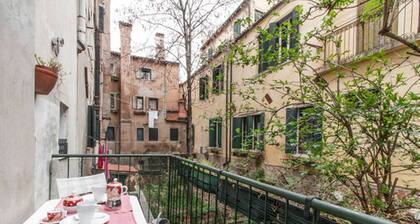 Venice historic center 5 minutes from the Rialto Bridge