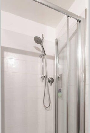 Doccia, asciugacapelli, bidet, asciugamani