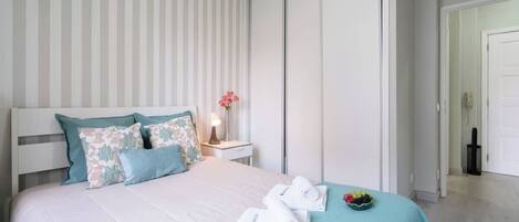 2 slaapkamers, geluiddichte muren, een strijkplank/strijkijzer, wifi