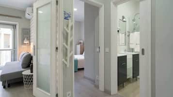 Une chambre à coucher moderne avec un lit, une table de chevet et une fenêtre.