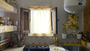 Fridge, oven, stovetop, coffee/tea maker